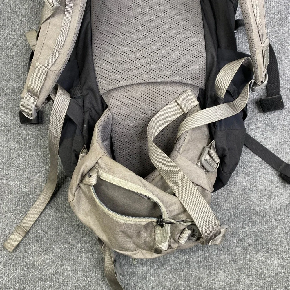 Mystery Ranch Coulee 25 Backpack Black Hiking Daypack 3-Zip Design 30-40in Waist